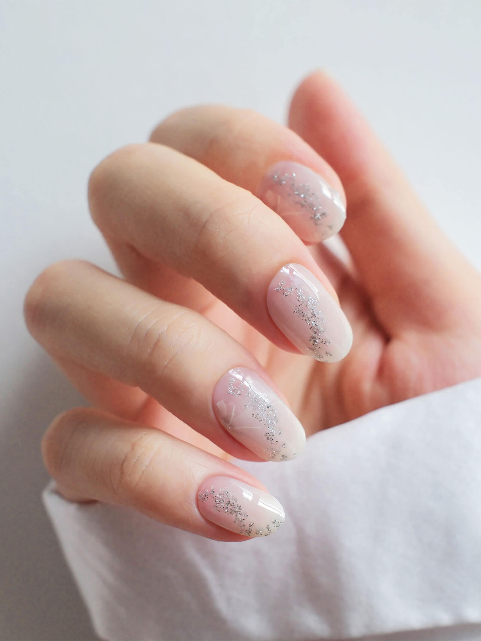 Soft white gradient nail stickers with a shimmering finish