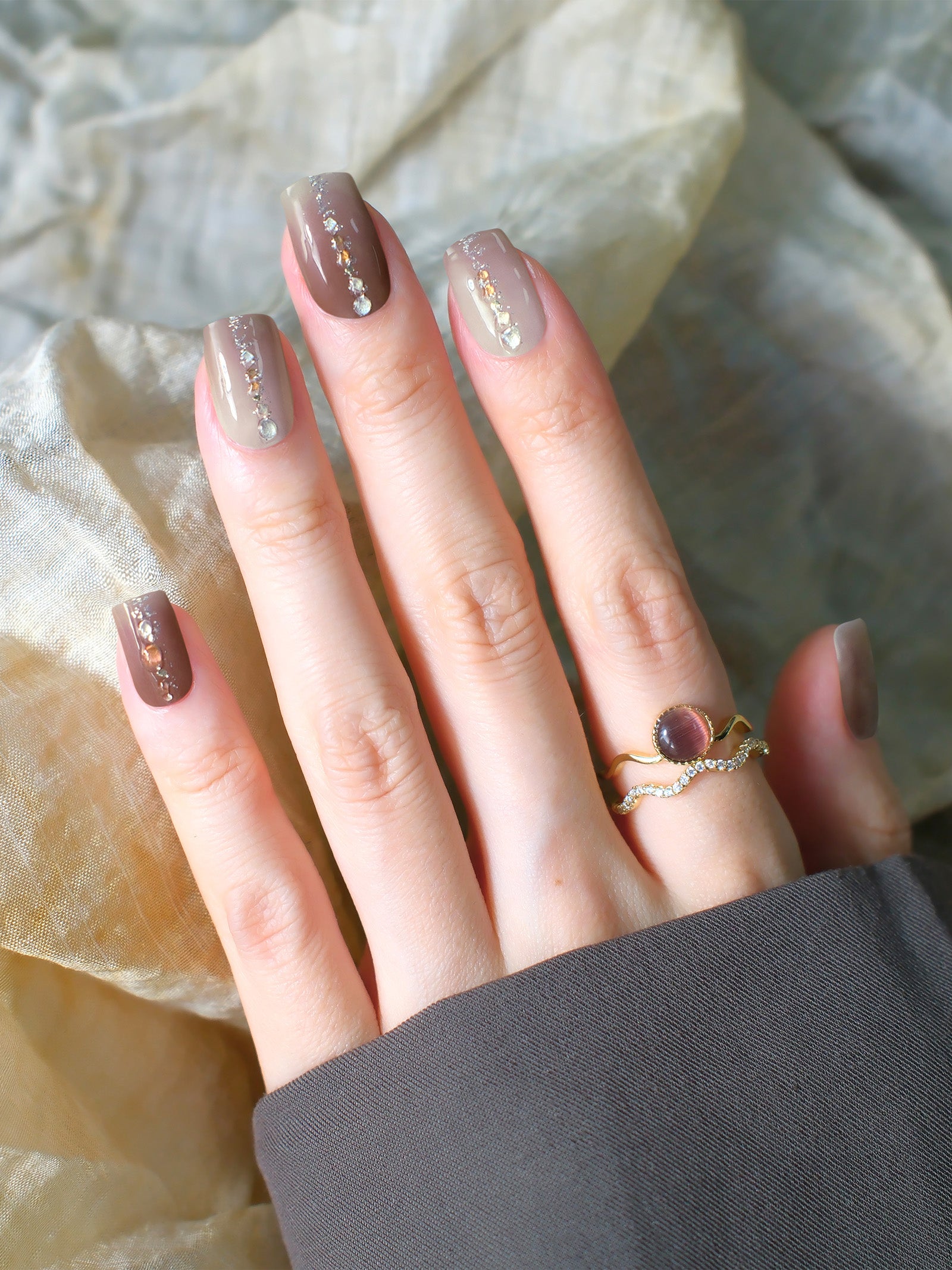 Create elegant nails with Brown Gradient Gel Nail Stickers.