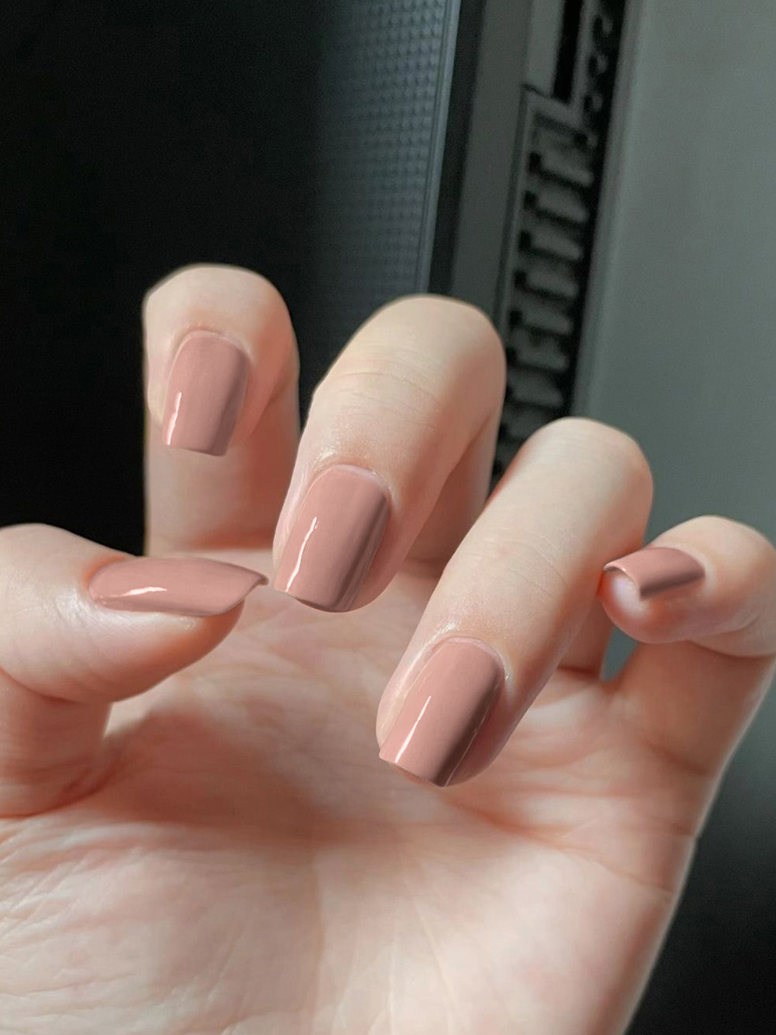 Create elegant nails with Taupe Gel Nail Stickers.