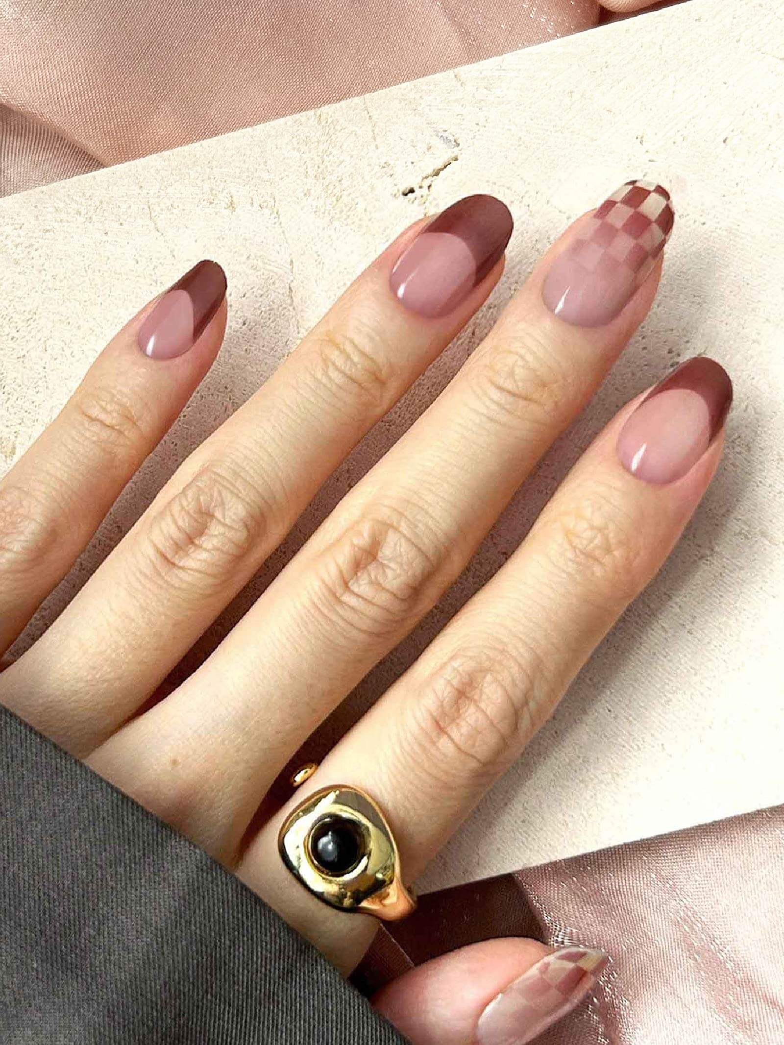 Vintage-inspired brown plaid gel nail strips