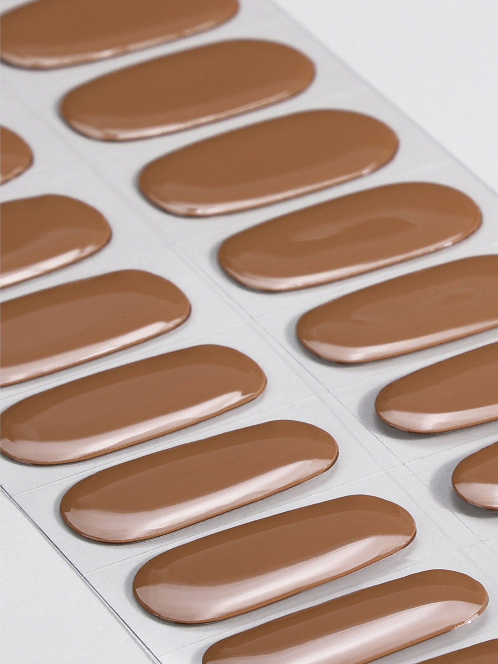 Hazelnut Brown Gel Nail Stickers create a sleek, sophisticated look.