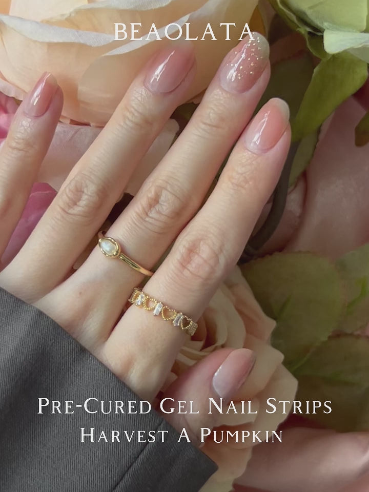 Video laden: Elegant pumpkin-colored gel nail stickers with a subtle shimmer